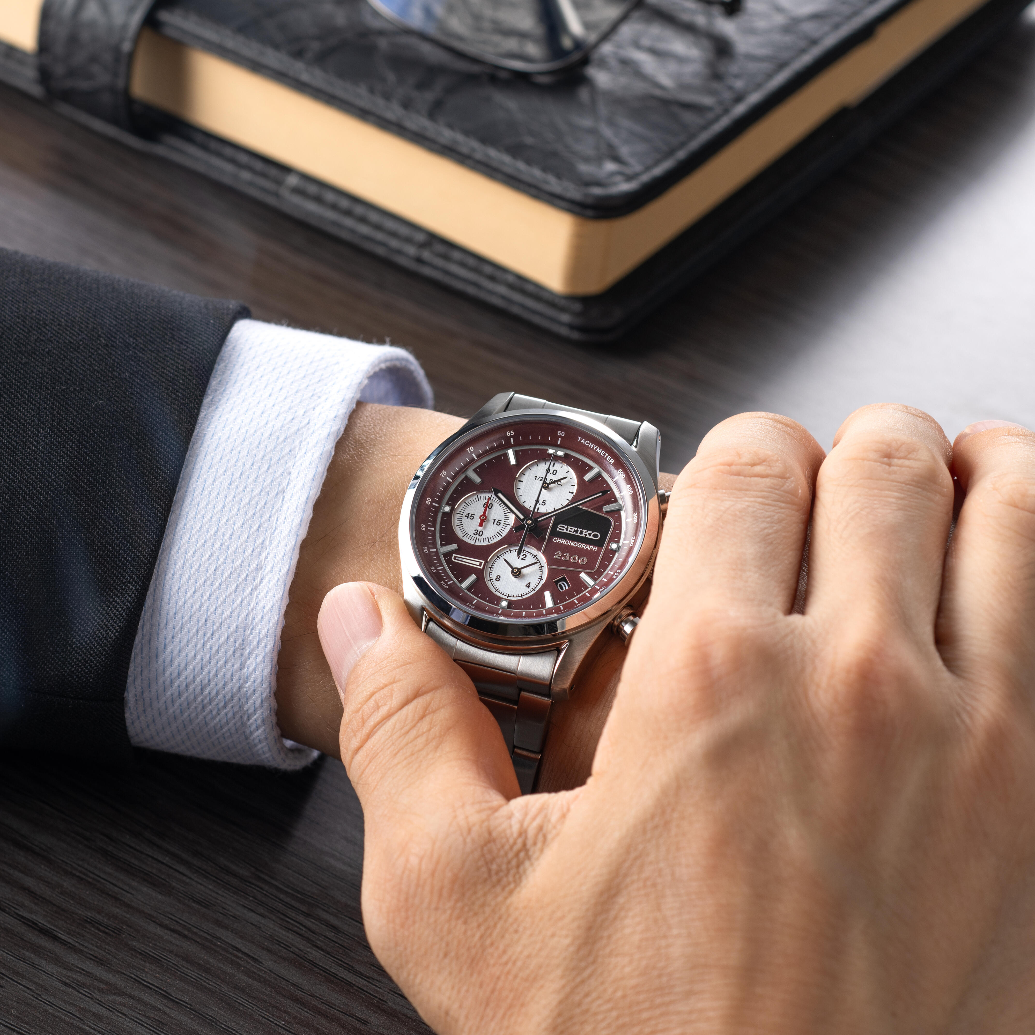 8/27情報更新＞SEIKO×阪急電車「新2300系竣工記念腕時計」発売決定