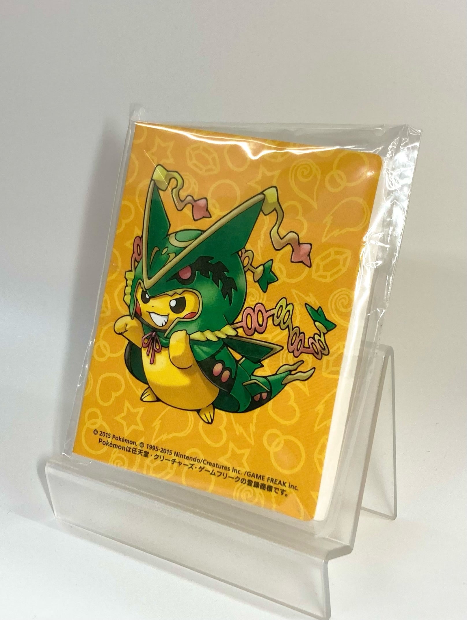 カードファイル メガレックウザポンチョ姿のピカチュウ – 晴れる屋2