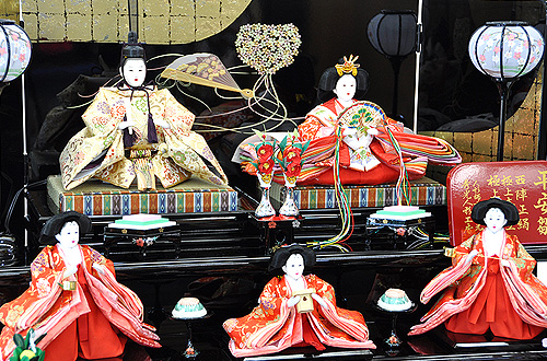 人形の平安大新 / 【ひな人形】【五人・三段飾り】黒塗り台屏風が優雅