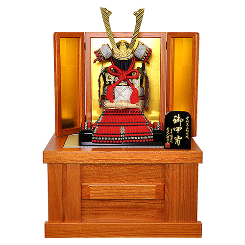 人形の平安大新 / 【五月人形】【収納飾り】赤色縅 源義経公 奉納鎧飾り
