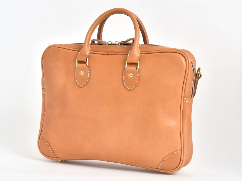 ベーシックデザインでジャケットにも映える本革2wayビジネスバッグ