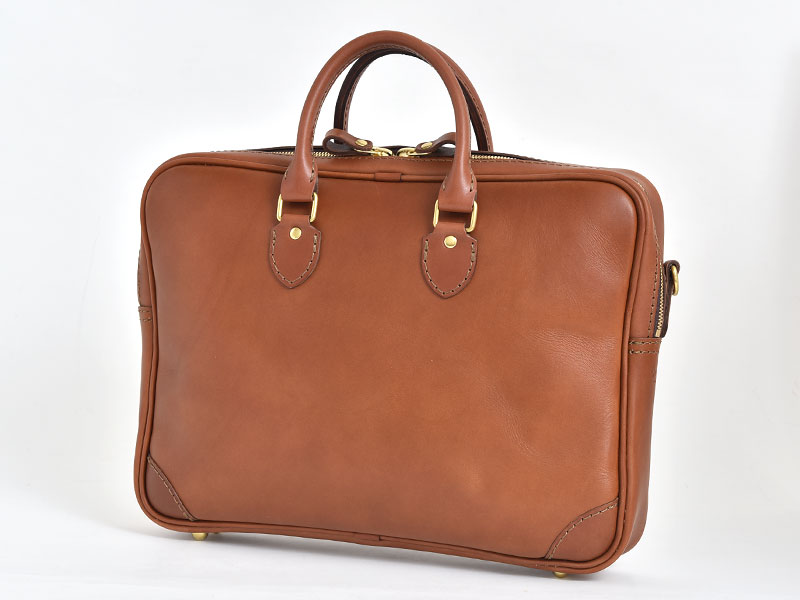 ベーシックデザインでジャケットにも映える本革2wayビジネスバッグ