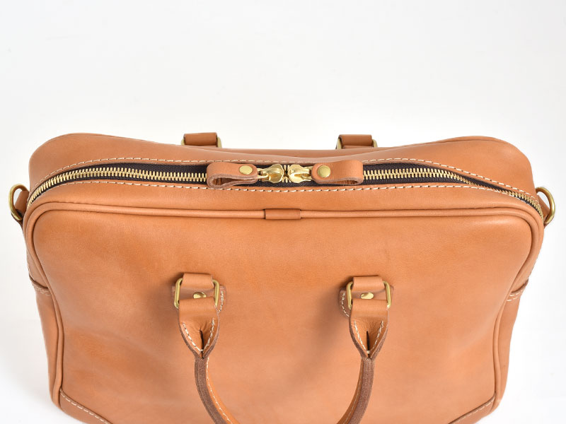 ベーシックデザインでジャケットにも映える本革2wayビジネスバッグ