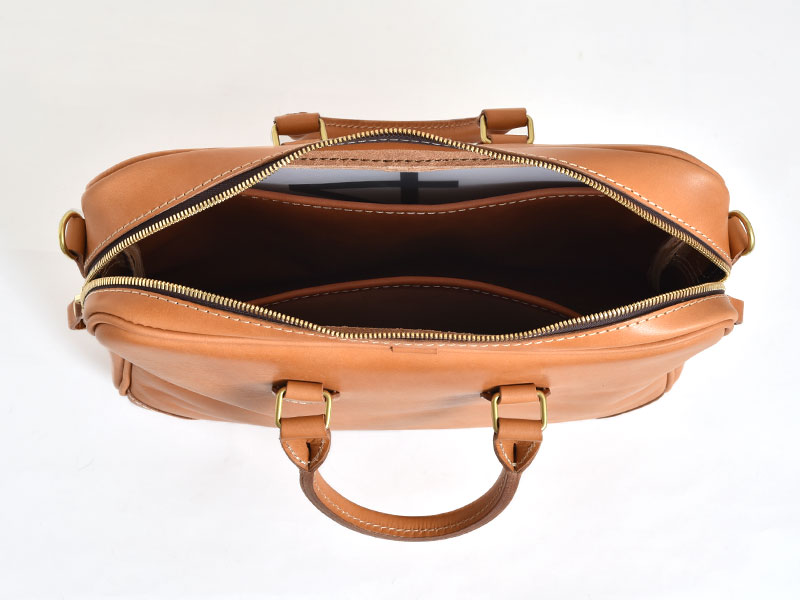 ベーシックデザインでジャケットにも映える本革2wayビジネスバッグ