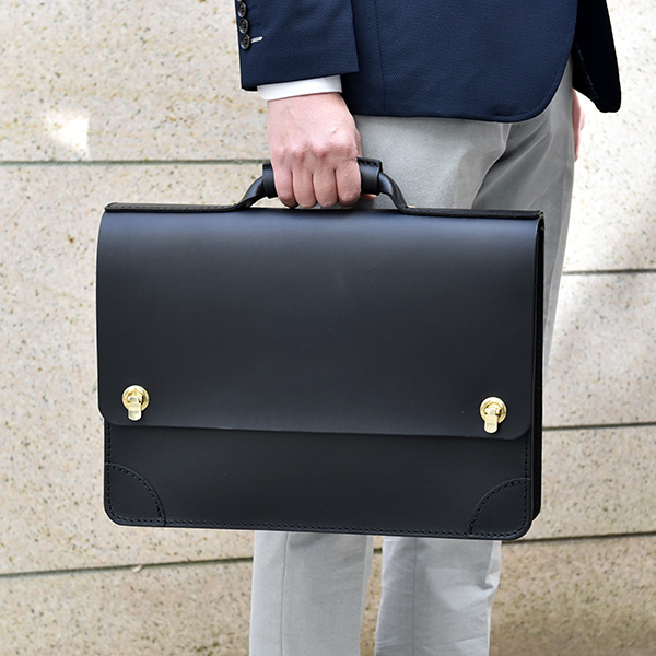 厚い革で丈夫に仕上げたシンプルな丸台おこしブリーフケース / 革鞄の