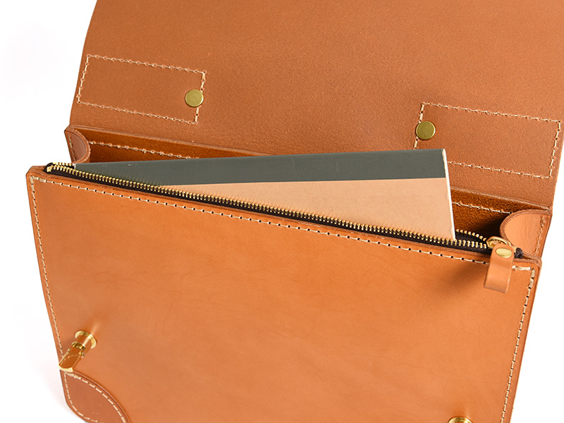 厚い革で丈夫に仕上げたシンプルな丸台おこしブリーフケース / 革鞄の