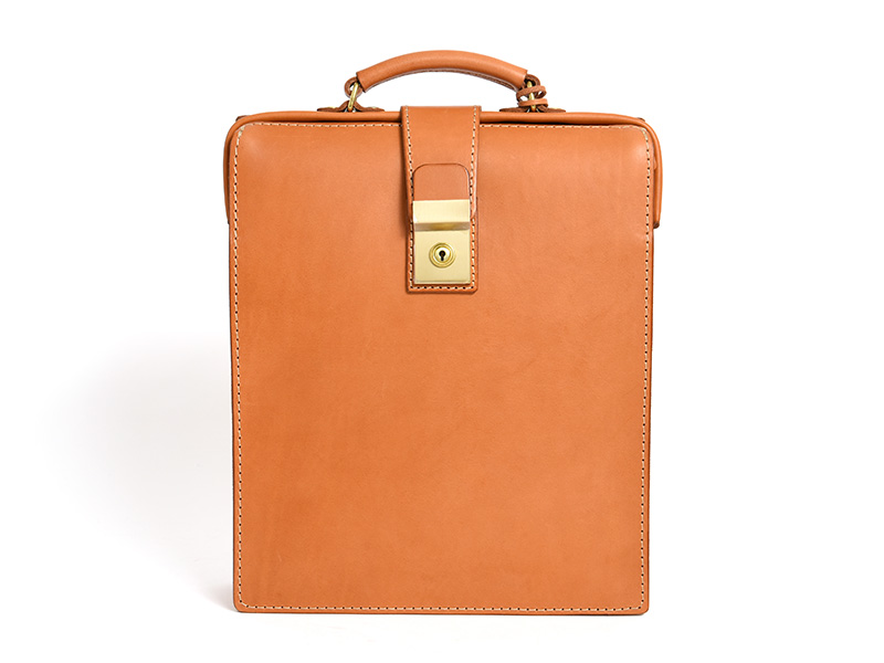 クラシックな縦型デザインで2way仕様の本革ダレスバッグ / 革鞄のHERZ