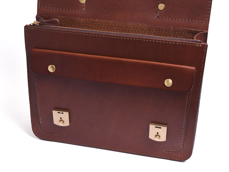 前後にフタ付ポケットが付いた本革の2wayビジネスバッグ / 革鞄のHERZ