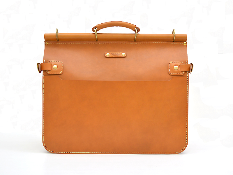 大人の男性に寄り添うクラシックな本革トリップバッグ / 革鞄のHERZ