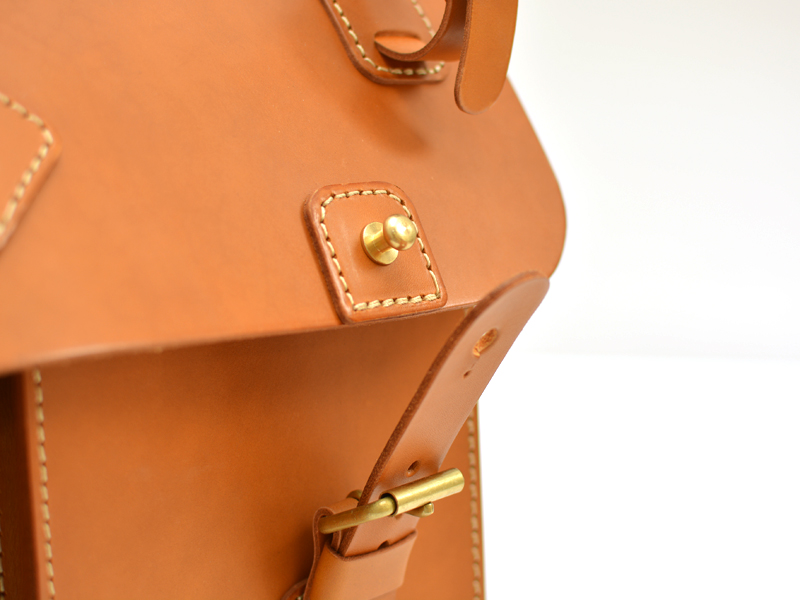 大人の男性に寄り添うクラシックな本革トリップバッグ / 革鞄のHERZ