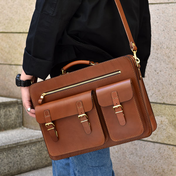 ポケットを顔にした遊び心満載の箱型鞄2wayビジネスバッグ / 革鞄の