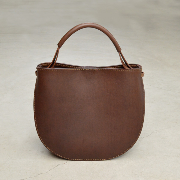 籐で編んだマルシェカゴの雰囲気を革で表現した手持ちトート / 革鞄の