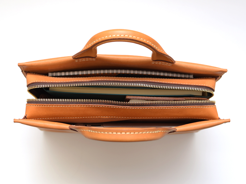 あおりポケットと一枚革仕上げで作った二本手ビジネスバッグ / 革鞄の