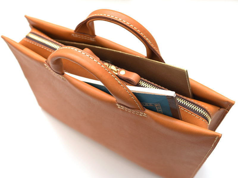 あおりポケットと一枚革仕上げで作った二本手ビジネスバッグ / 革鞄の