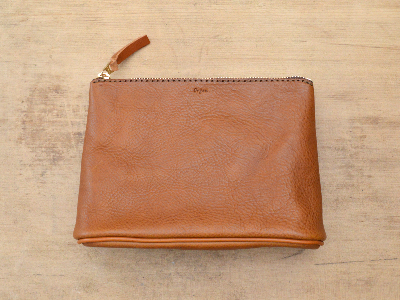 マチ付きで沢山小物を入れられるファスナーレザーポーチ / 革鞄のHERZ