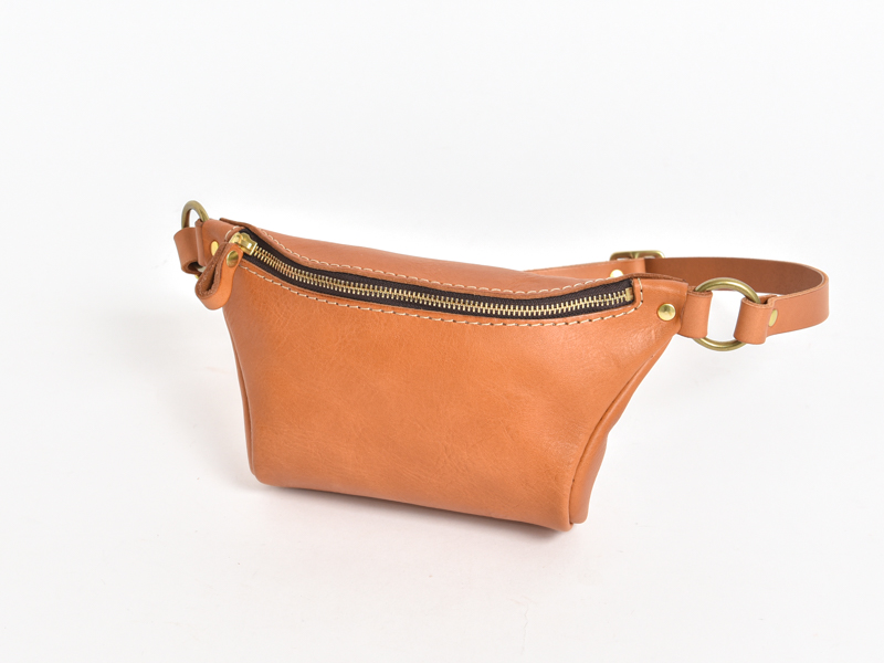 小さいけど、ちゃんと入る。女性にもオススメのミニボディバッグ / 革