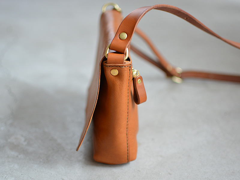 小さくても必要なモノが入る総かぶせ革製ショルダーバッグ / 革鞄の