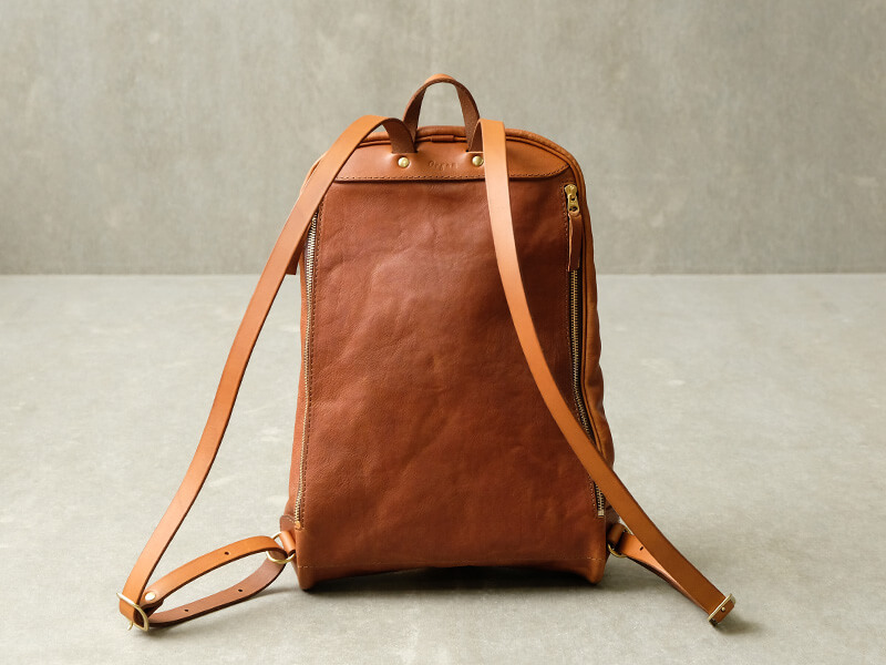 プレーンな表情のユーフラテ革のリュックサック / 革鞄のHERZ(ヘルツ