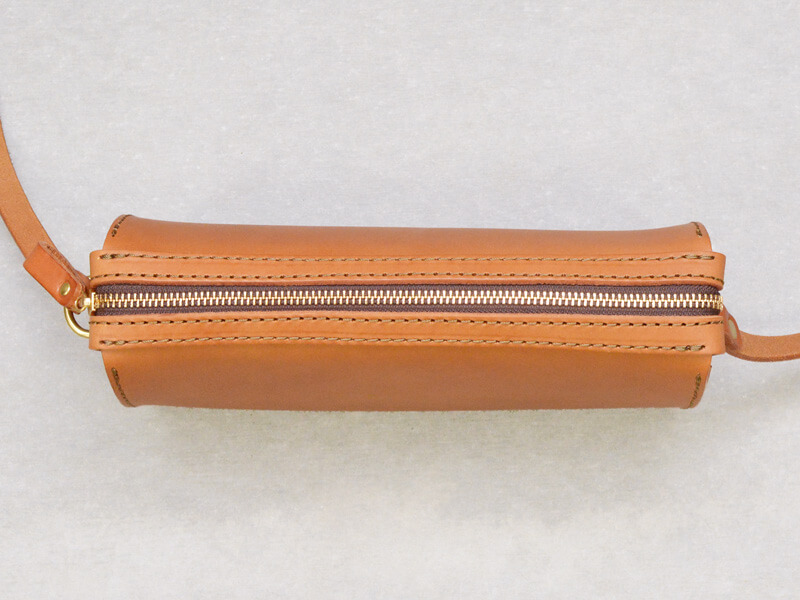 シンプルデザインのファスナーショルダーバッグ / 革鞄のHERZ(ヘルツ