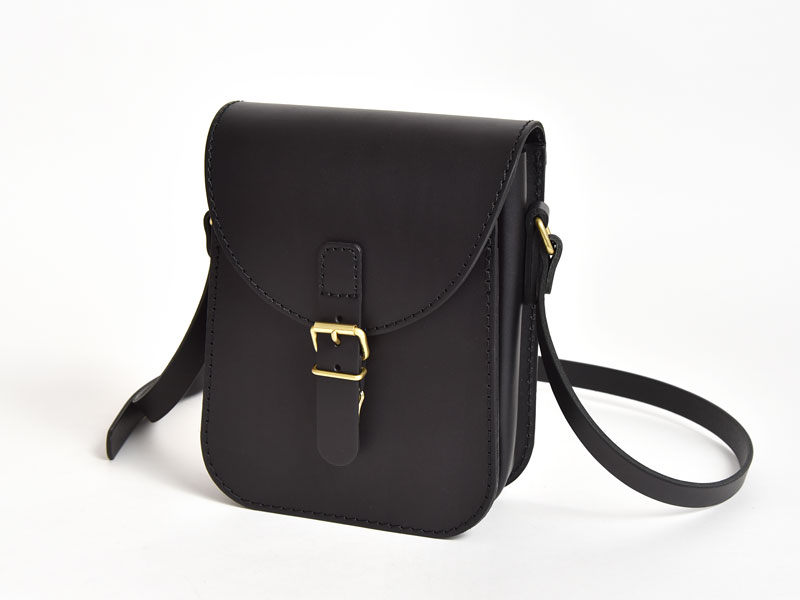 丁度いいサイズ感で使う人を選ばないラップフラップミニショルダー