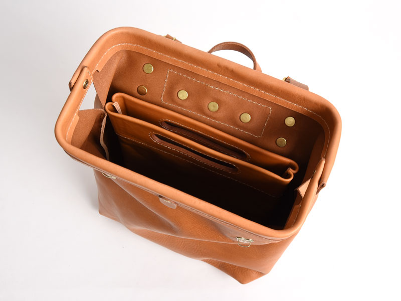 リュックを整理できる持ち手のついたA4・A5縦型バッグインバッグ / 革