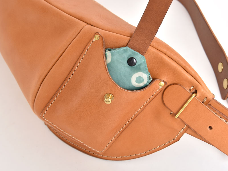 身体に沿う作りと立体的で大容量のボディバッグ / 革鞄のHERZ(ヘルツ