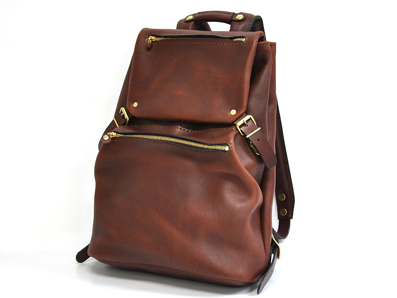 作り手の名前からとった星のリュックはカジュアルなレザーリュック