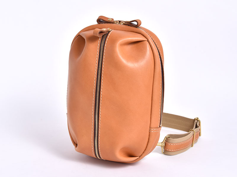 前ポケットにペットボトルが入るスポーティなボディバッグ / 革鞄の