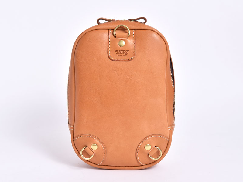 前ポケットにペットボトルが入るスポーティなボディバッグ / 革鞄の