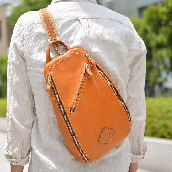 両方向から荷物を取り出せるスポーティーな本革ボディバッグ / 革鞄の