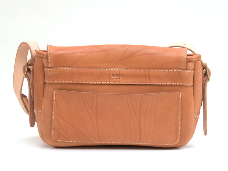 タンドーソフト革で仕上げた総かぶせのメッセンジャーバッグ / 革鞄の