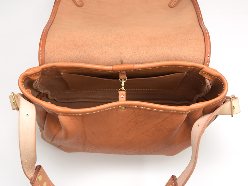 タンドーソフト革で仕上げた総かぶせのメッセンジャーバッグ / 革鞄の