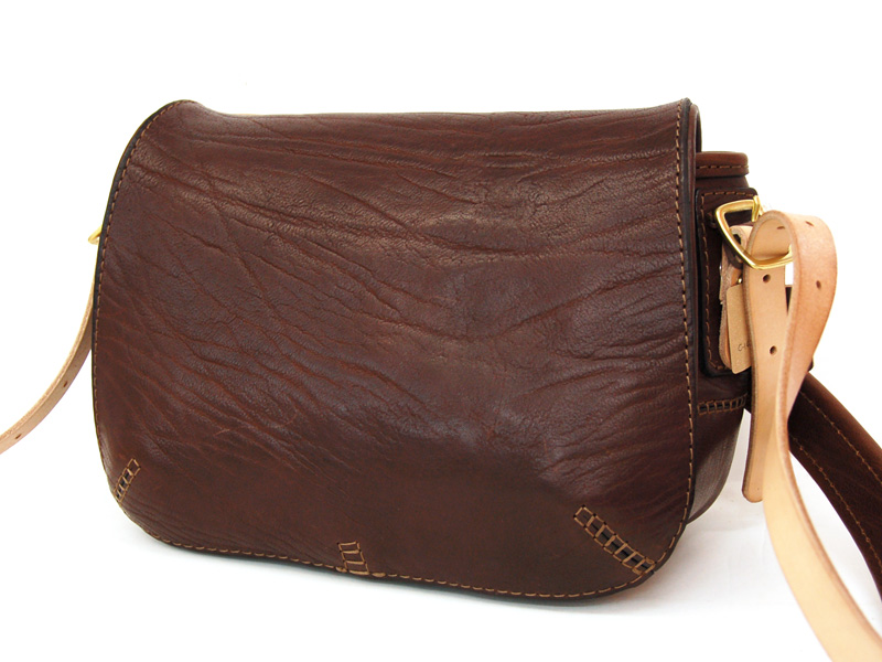 タンドーソフト革で仕上げた総かぶせのメッセンジャーバッグ / 革鞄の