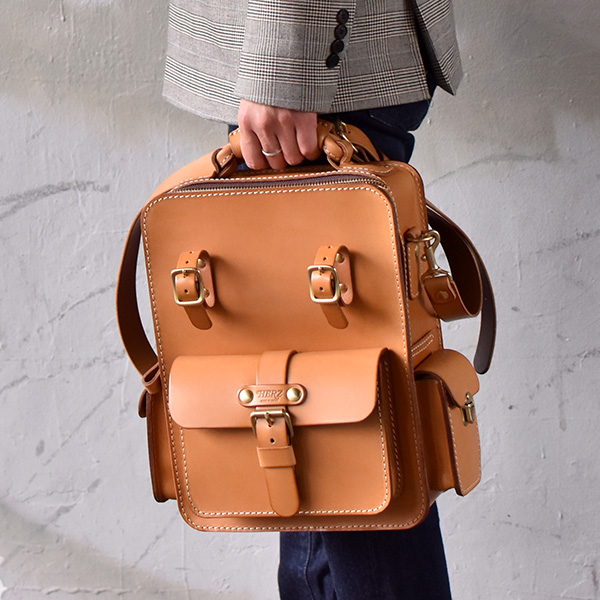 建築物を思わせる堅牢なボックス型の2wayショルダーバッグ / 革鞄の