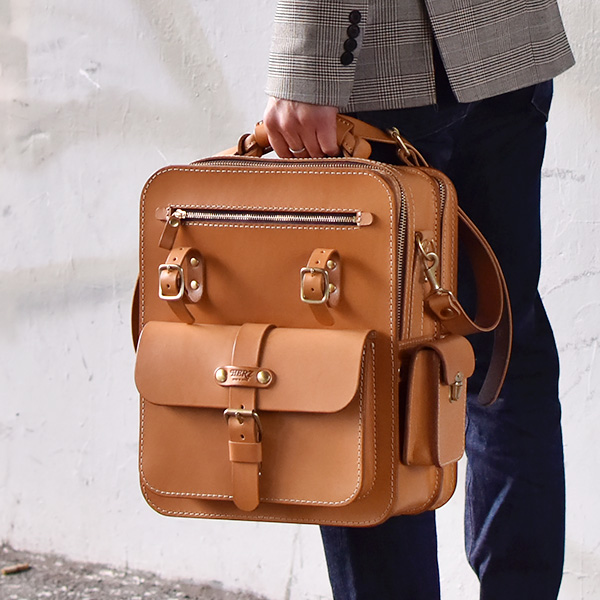 堅牢な建築物を思わせる二部屋の箱型2wayショルダーバッグ / 革鞄の