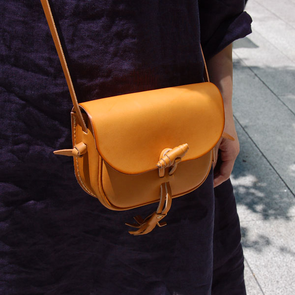 タッセル留めがワンポイントの本革レディースポシェット / 革鞄のHERZ