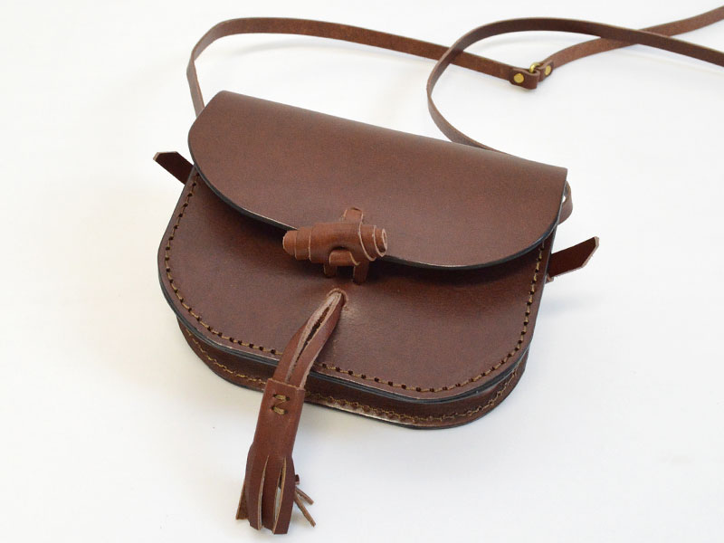 タッセル留めがワンポイントの本革レディースポシェット / 革鞄のHERZ