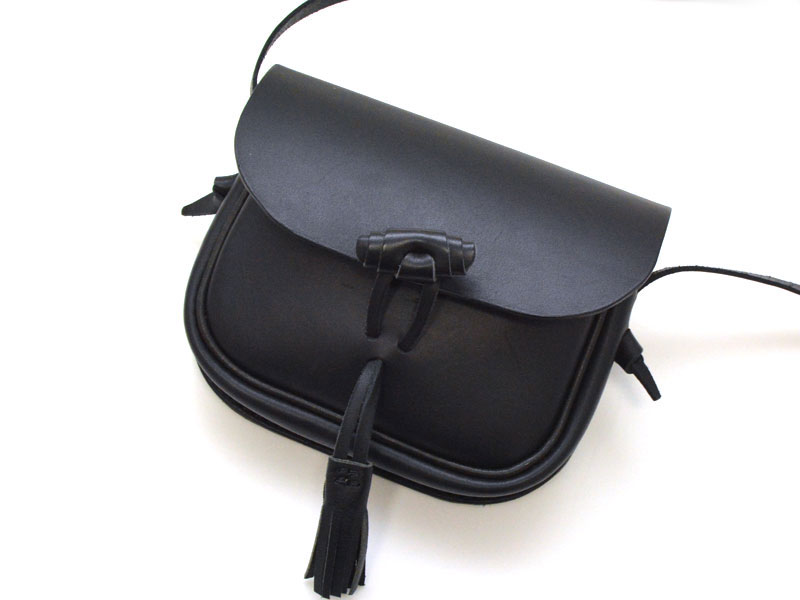 タッセル留めがワンポイントの本革レディースポシェット / 革鞄のHERZ