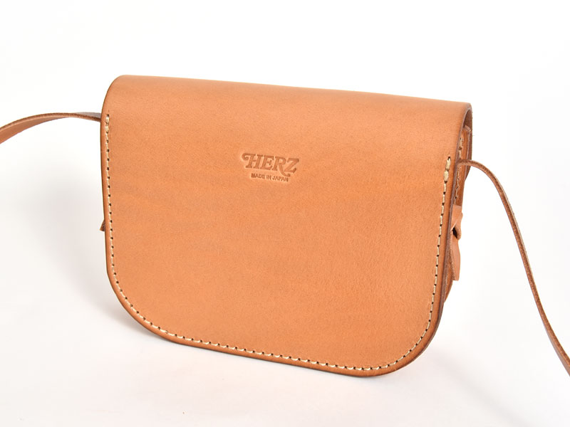 タッセル留めがワンポイントの本革レディースポシェット / 革鞄のHERZ