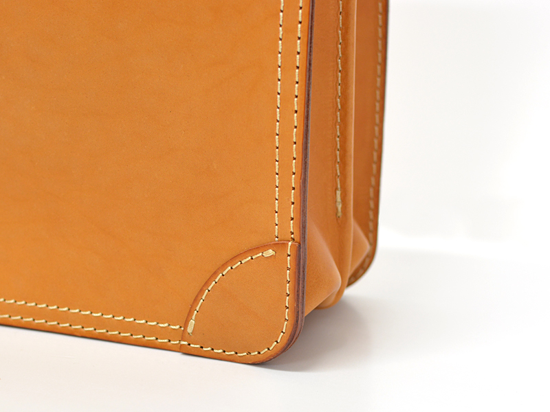 革鞄の魅力が詰まった貫録のあるハードレザーのダレスバッグ / 革鞄の