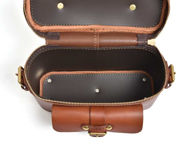 カメラを入れる為にデザインされた本革の一眼レフカメラバッグ / 革鞄