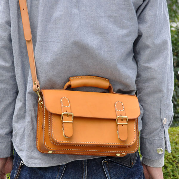 メンズレディース問わずで使える本革の2wayミニバッグ / 革鞄のHERZ