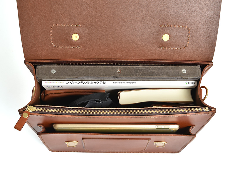 3サイズ展開でビジネスにも使える箱型2wayショルダーバッグ / 革鞄の