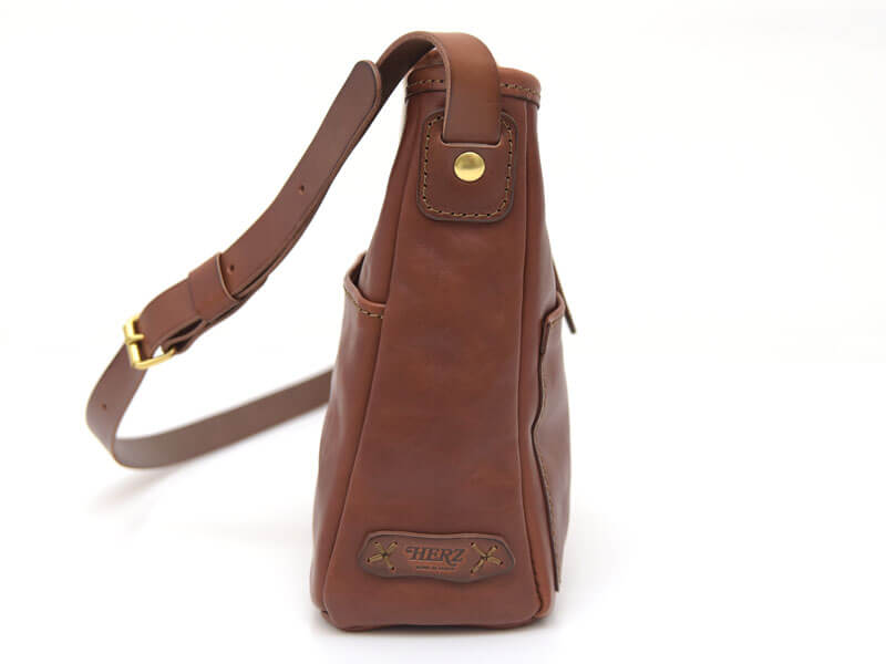 柔らかい革で気軽に使えるベルト留めショルダーバッグ / 革鞄のHERZ