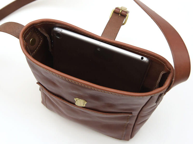 柔らかい革で気軽に使えるベルト留めショルダーバッグ / 革鞄のHERZ