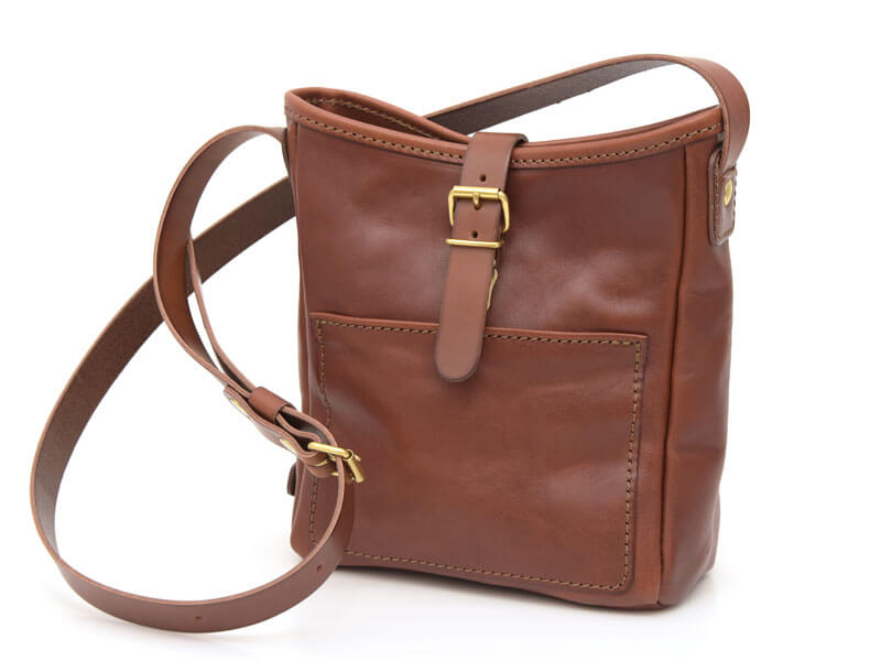 柔らかい革で気軽に使えるベルト留めショルダーバッグ / 革鞄のHERZ