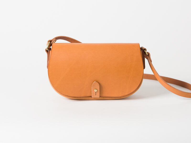 メンズレディース問わずにおすすめのギボシ留めミニショルダーバッグ