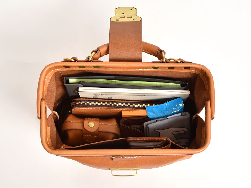 人気のがま口タイプの2way口枠ミニショルダー / 革鞄のHERZ(ヘルツ