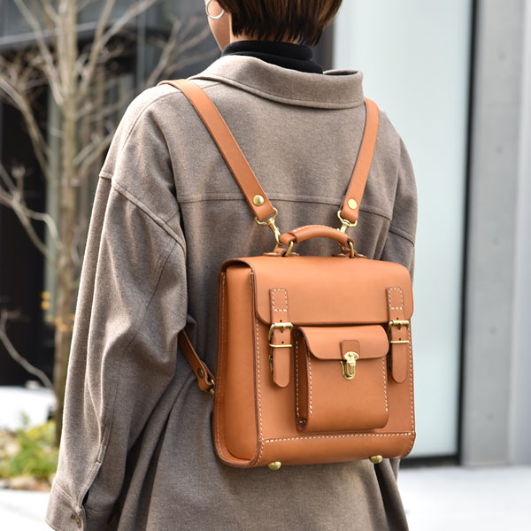 小柄な女性におすすめのクラシックなパルガミニリュック / 革鞄のHERZ