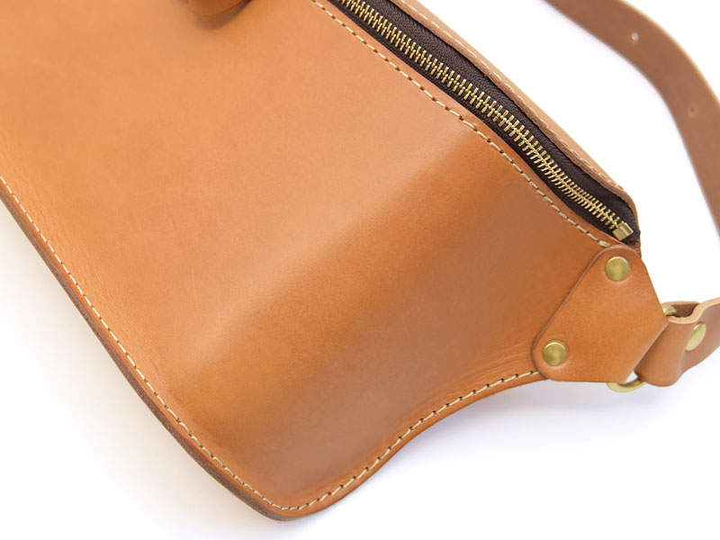 二枚の革で立体を構成した大きめボディバッグ / 革鞄のHERZ(ヘルツ